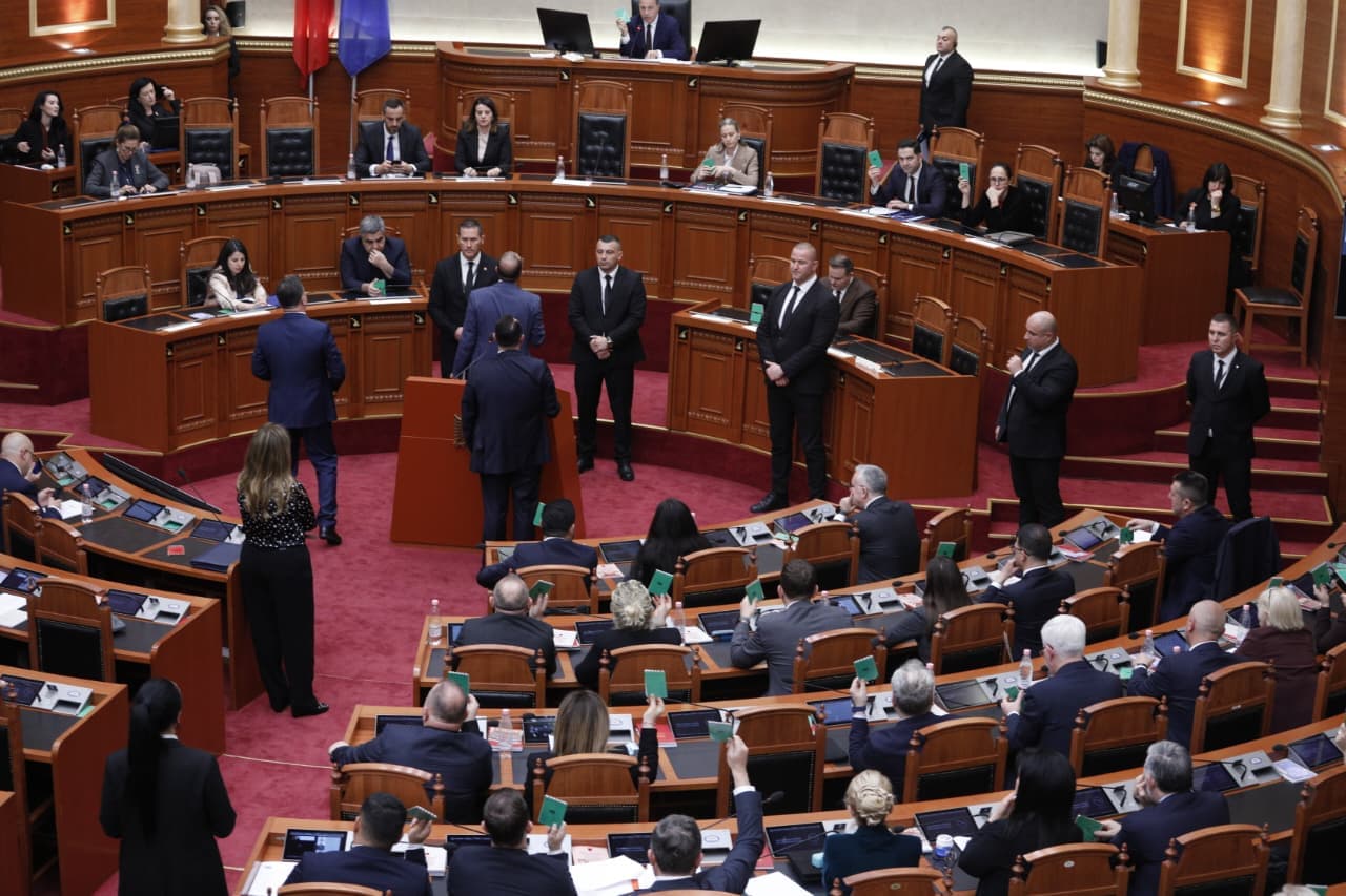 Tensionet në seancën plenare, Sekretariati i Etikës përjashton 20 ditë nga punimet e Kuvendit Nokën dhe Hotin