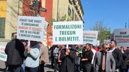 “Kërkojmë mbështetje të prodhimit vendas”/ Heqja e subvencionit të naftës, blegtorët në protestë përpara Ministrisë së Bujqësisë