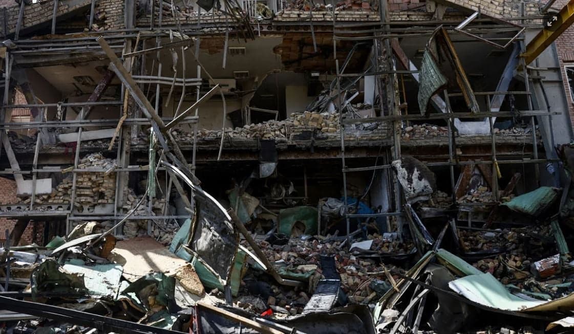 Izraeli godet fabrikën iraniane që prodhon materiale për raketa balistike, shpërthime edhe në Teheran