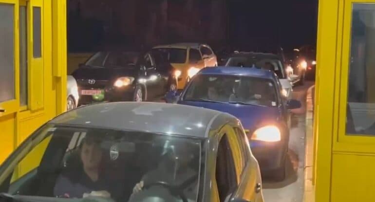 Pashkët Orthodokse/ Fluks i lartë në doganën e Kapshticës, pritje në palën greke