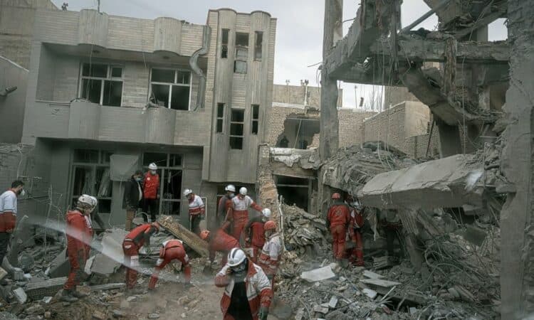 Trump kërcënoi me sulme në orët e para të së mërkurës, iranianët përgatiten si për apokalips. Blejnë gjeneratorë, ushqime, bllokojnë dritaret dhe…