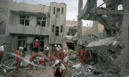 Trump kërcënoi me sulme në orët e para të së mërkurës, iranianët përgatiten si për apokalips. Blejnë gjeneratorë, ushqime, bllokojnë dritaret dhe…