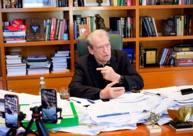 Pashkët katolike, Berisha uron besimtarët: Vitin tjetër ta festojmë pa këtë të keqe të madhe që i ka rënë hise Shqipërisë