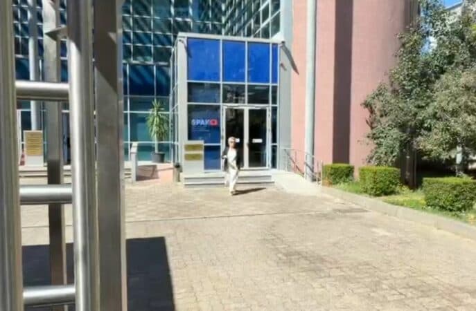 “I kemi vënë në hekura”, Kryemadhi në SPAK për masës detyrim paraqitje, del nga godina duke kërcyer, batutat me gazetarët