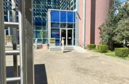 “I kemi vënë në hekura”, Kryemadhi në SPAK për masës detyrim paraqitje, del nga godina duke kërcyer, batutat me gazetarët