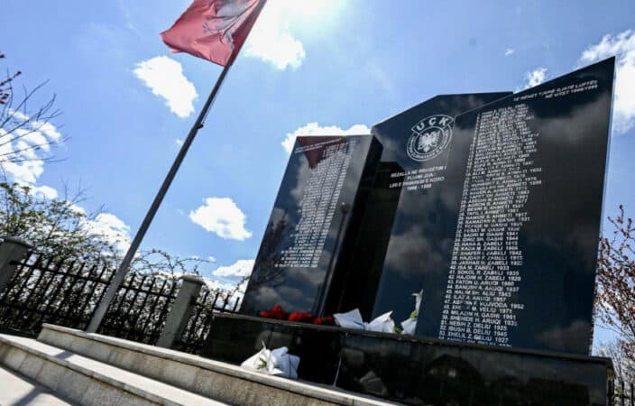 “Dëshmitë e krimeve mizore, ende të freskëta”/ Kurti për Masakrën e Rezallës: Serbia ende fle mbi varreza masive nga gjenocidi në Kosovë