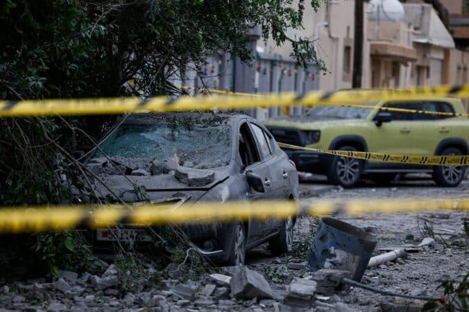 FOTO/ Dronët iranianë shkaktojnë shkatërrim mbi Bahrein, plagosen disa persona